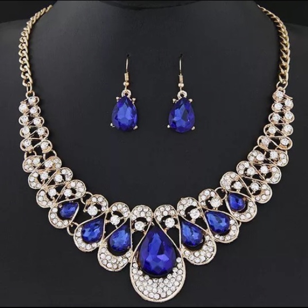 Necklace and earring set in blue